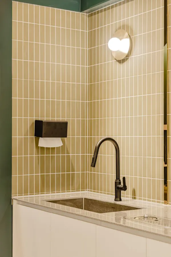 베이지와 딥그린이 만나는 감각적인 오피스 파우더룸